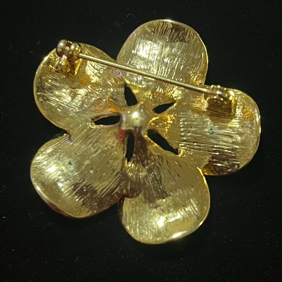 Vintage Elegant White Guilloche Enamel Flower Gold Costume Brooch Pin - Picture 2 of 2